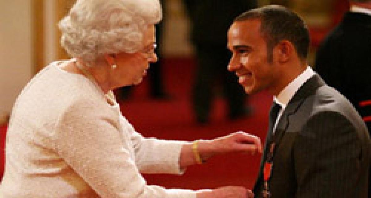 Lewis Hamilton honoré par la Reine