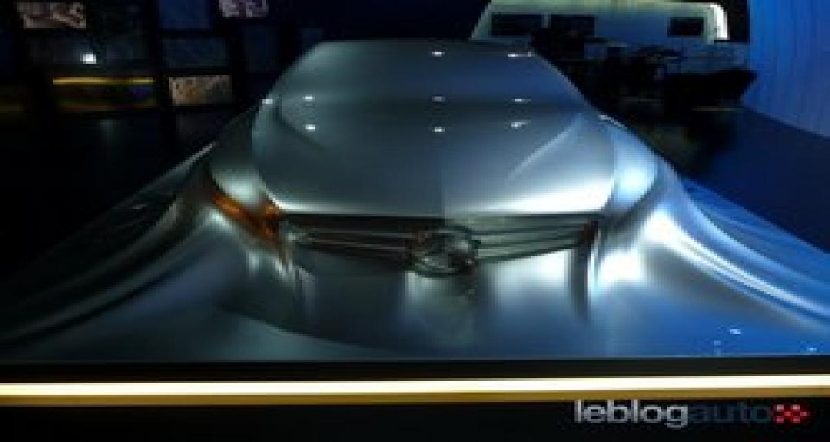 Detroit 2010 : la sculpture Mercedes en vidéo