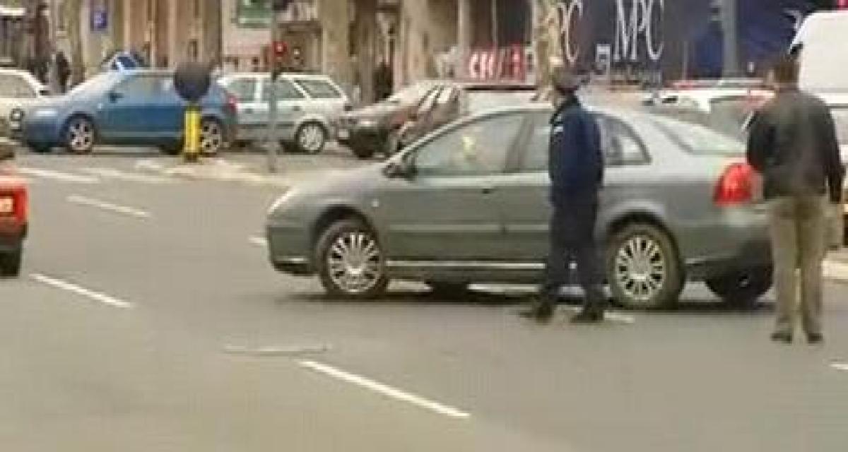 Insolite : le conducteur d'une C5 et la police serbe...