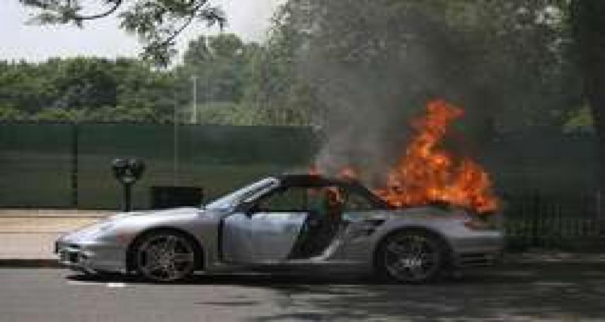 Coup de chaud pour une Porsche 911 Turbo Cabriolet