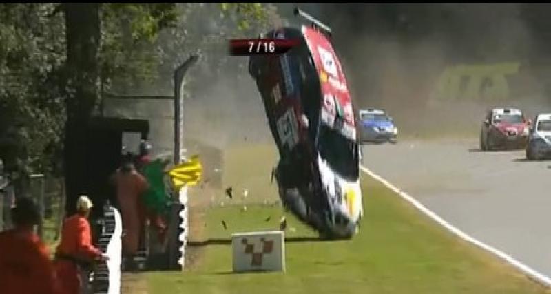 - Vidéo: Crash impressionnant à Brands Hatch