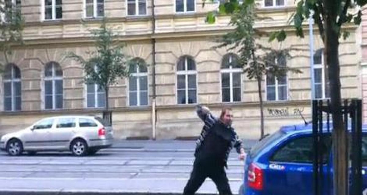 Incroyable : altercation moyenâgeuse entre automobilistes à Prague (vidéo)
