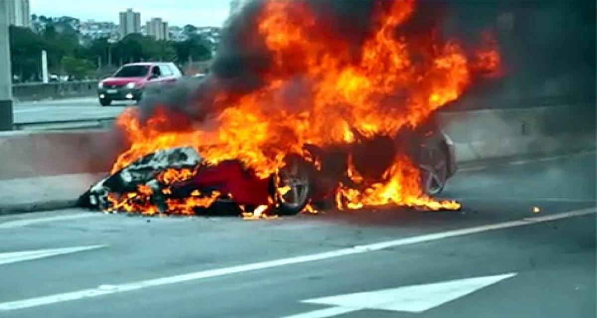 Retour de flammes : une Ferrari 458 Italia en feu