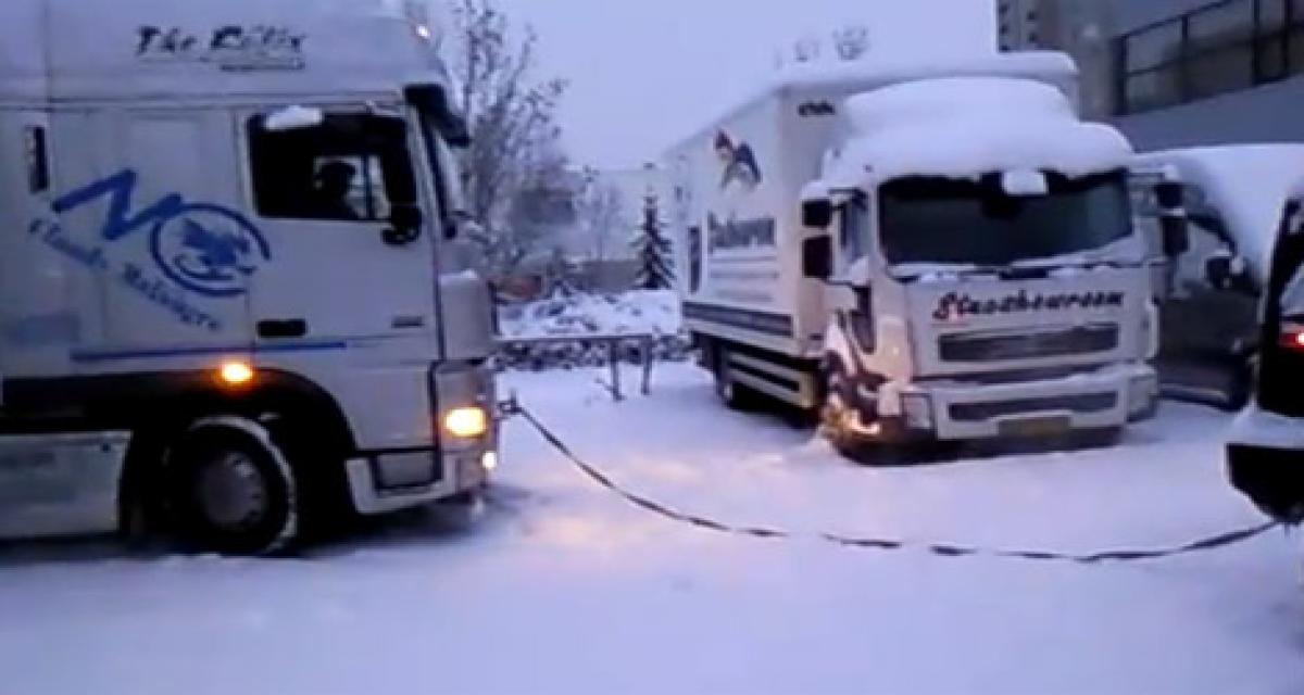 Vidéo : comment sortir un camion de la neige ?