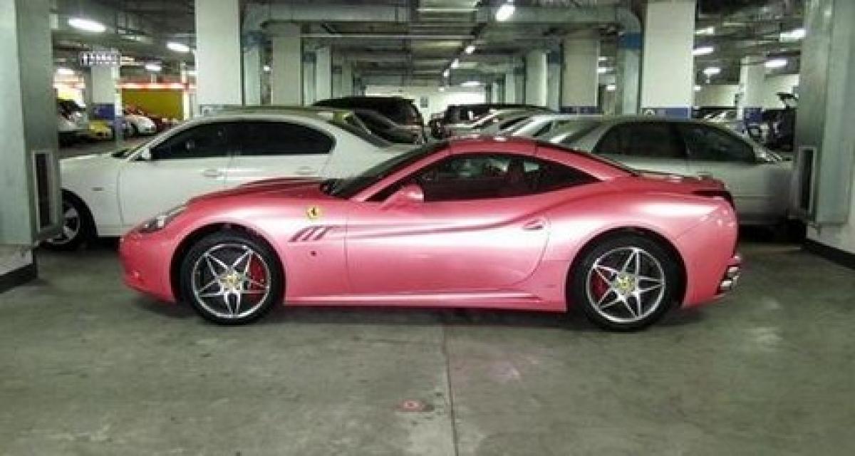 Attention aux yeux, La Ferrari California dans une livrée rose