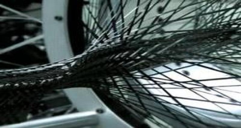  - Lexus tisse la fibre de carbone et le montre partiellement en vidéo