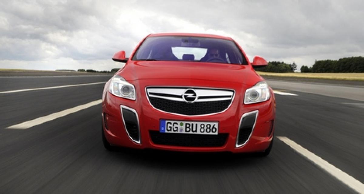 Opel Insignia : débridée et boîte auto avec palettes au volant