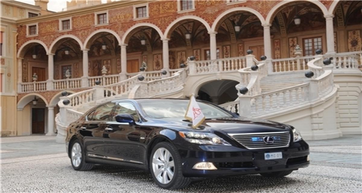 Le couple princier de Monaco en Lexus hybride