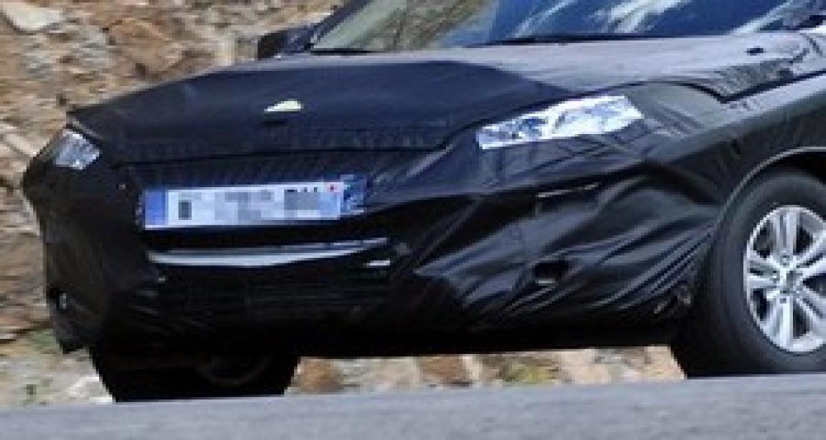 Spyshot : le crossover Peugeot 2008 lourdement camouflé