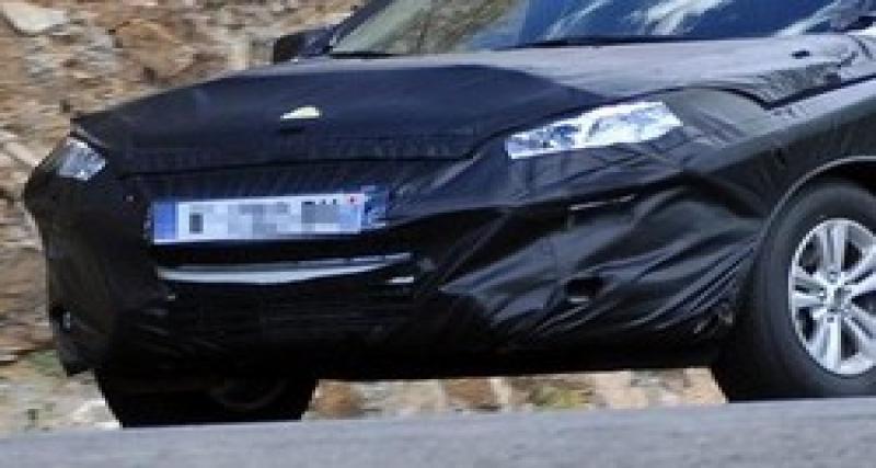  - Spyshot : le crossover Peugeot 2008 lourdement camouflé