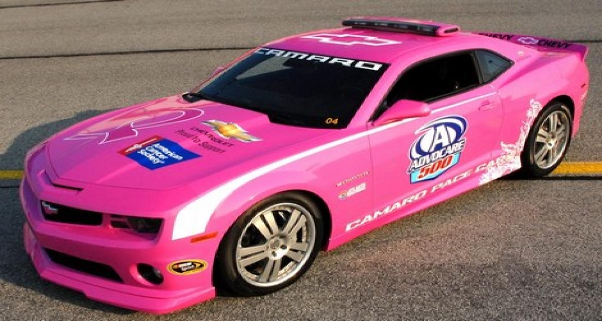 NASCAR: une Camaro rose pour la bonne cause
