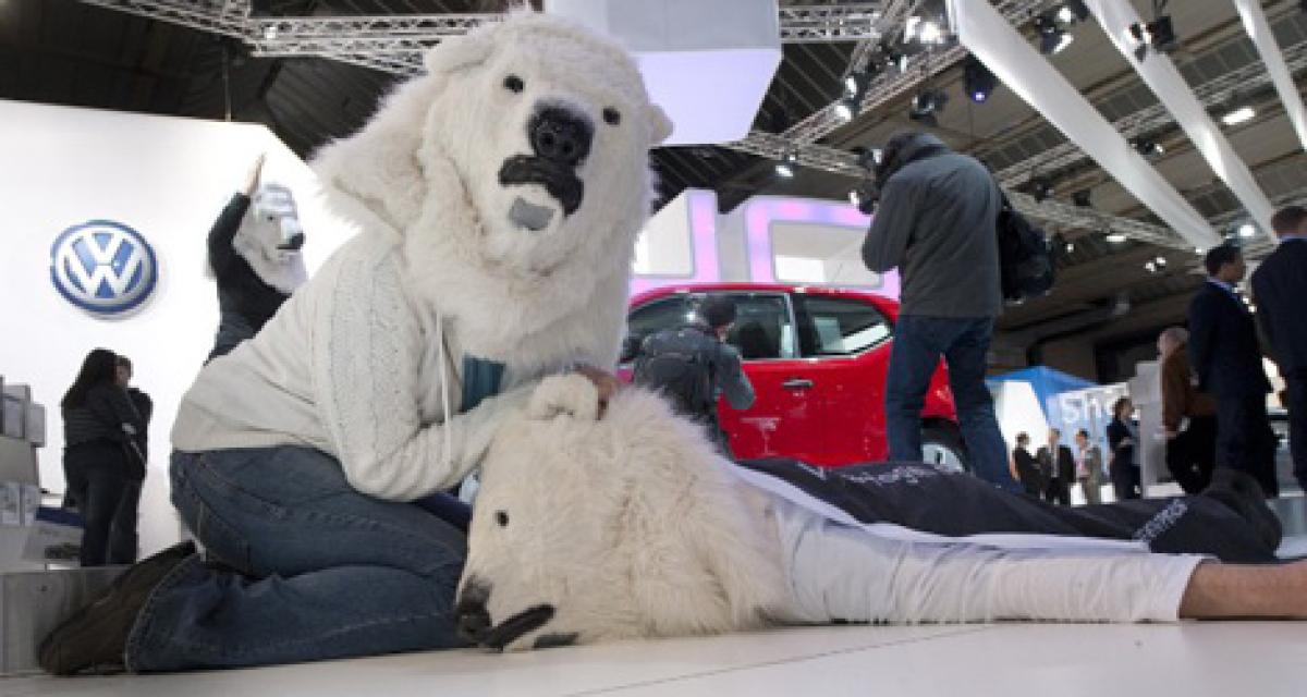 Salon de Bruxelles : des ours polaires envahissent le stand Volkswagen !
