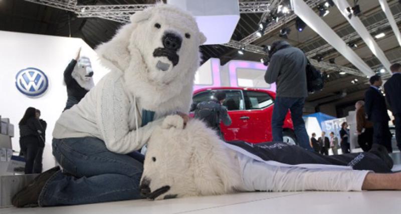  - Salon de Bruxelles : des ours polaires envahissent le stand Volkswagen !