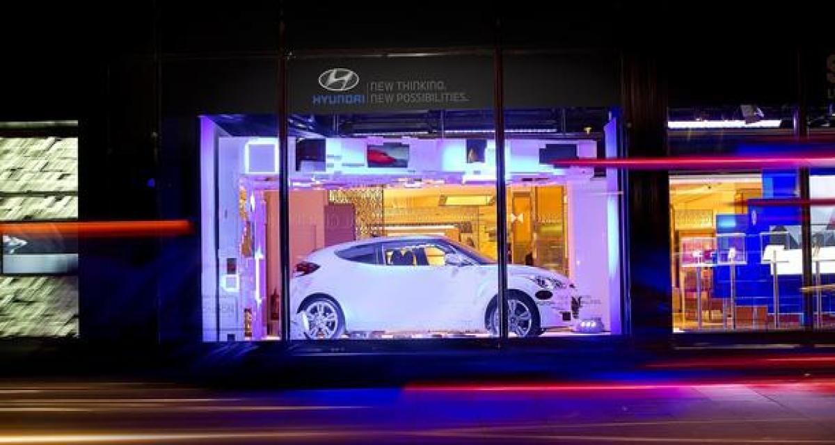 Le coupé Hyundai Veloster en vitrine chez Harrods