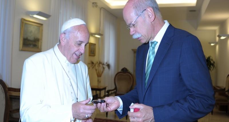  - Le Pape François reçoit une Mercedes mais recommande une voiture humble