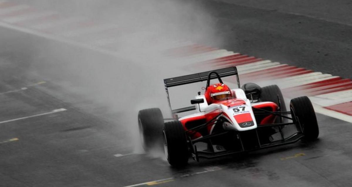 British F3 à Silvestone : Cao, vainqueur sans victoires