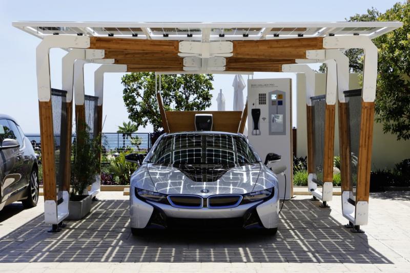 Un auvent solaire pour recharger sa BMW 1