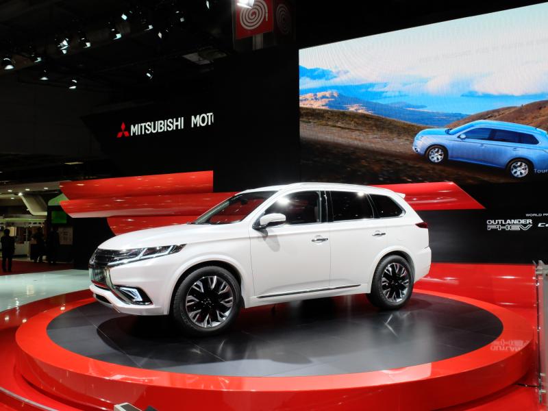 Paris 2014 live: Mitsubishi Outlander PHEV Concept-S 1