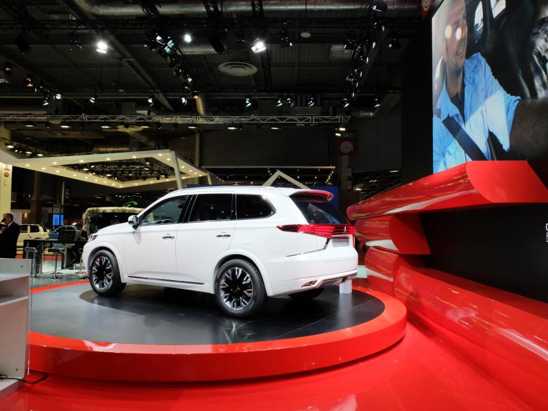 Paris 2014 live: Mitsubishi Outlander PHEV Concept-S 1