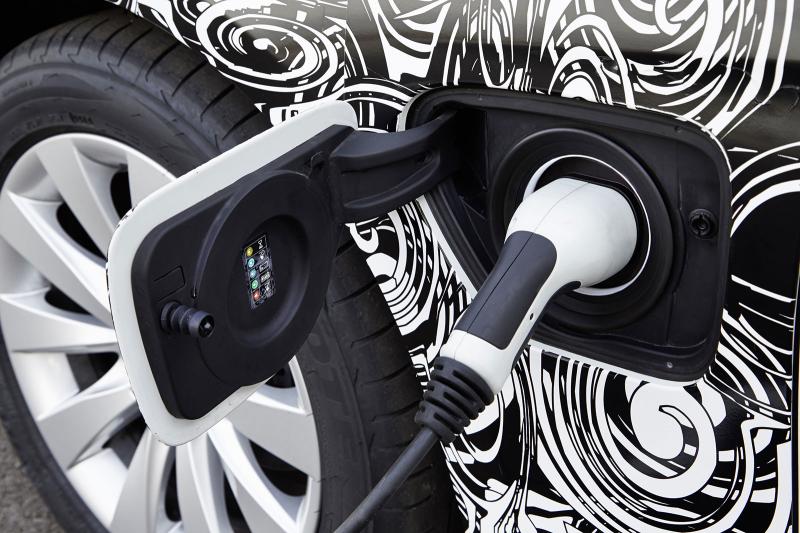  - BMW montre la Série 3 hybride rechargeable 1