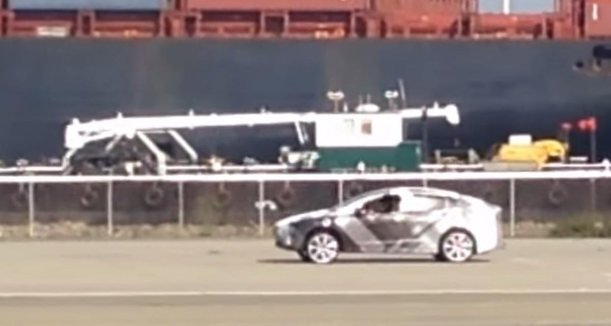 La Tesla X brûle de la gomme sur un port