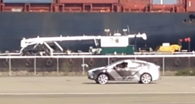  - La Tesla X brûle de la gomme sur un port