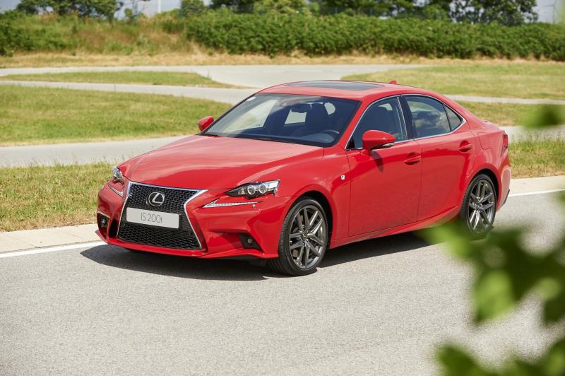  - La Lexus IS 200t est avancée 1