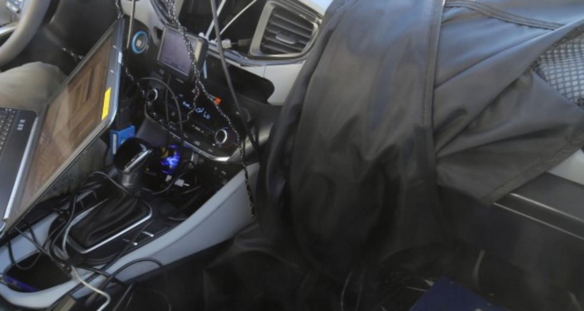 Spyshots : la Prius de Hyundai dévoile son habitacle