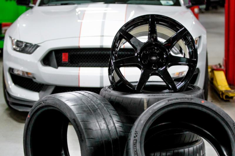  - Ford Mustang Shelby GT350R : des jantes en fibre de carbone 1