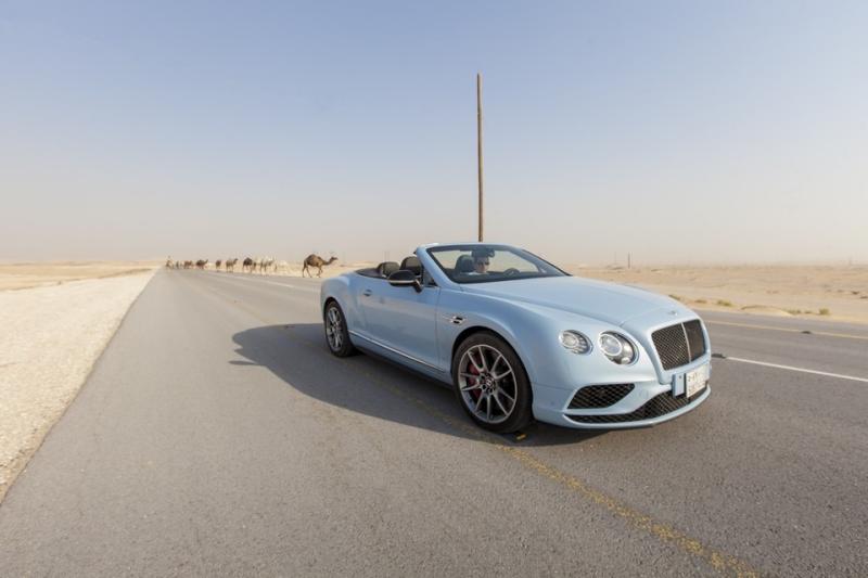  - Une Bentley Continental face au "train des dunes" 1