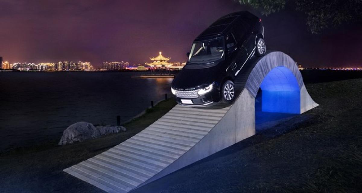 Un Range Rover roule sur un pont en papier
