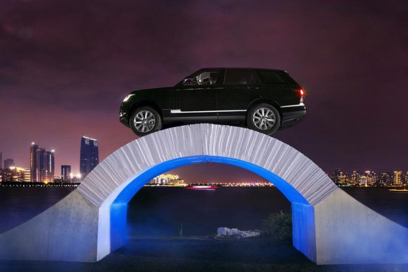  - Un Range Rover roule sur un pont en papier 1
