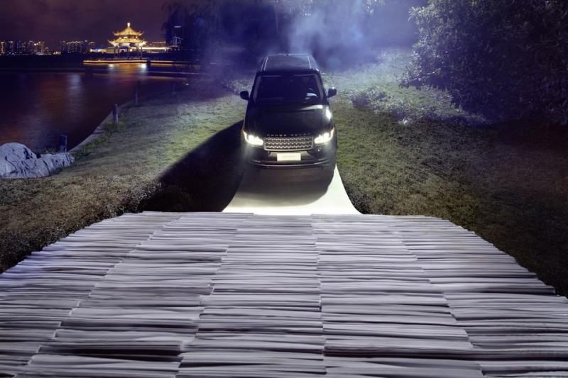  - Un Range Rover roule sur un pont en papier 1