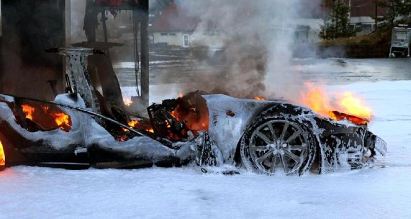  - En charge, une Tesla Model S prend feu