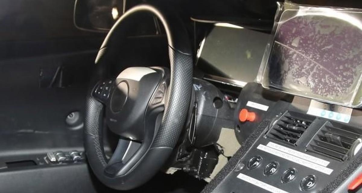 Spyshots : l'Aston Martin DB11 montre son poste de conduite