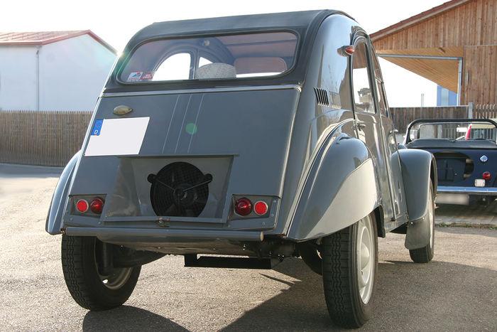 Une Citroën 2cv Sahara adjugée à 60 000 euros 1