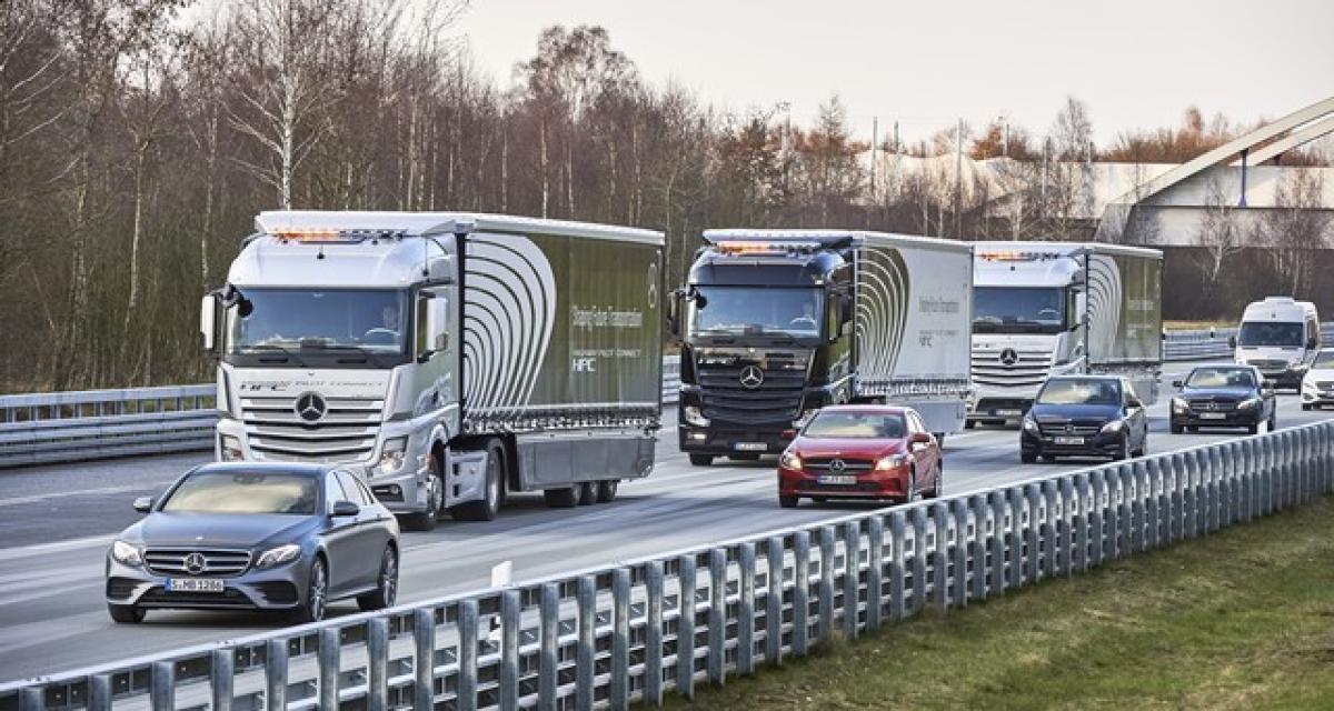 En Allemagne, les camions Mercedes roulent en peloton