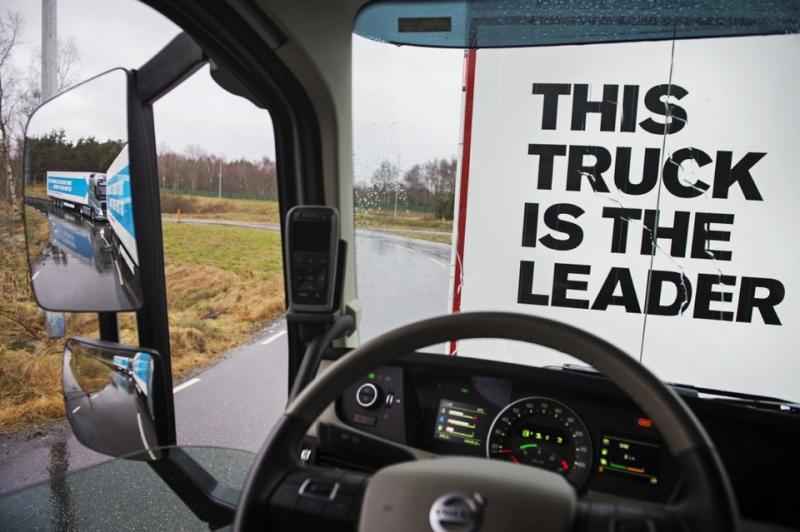  - Les camions Volvo roulent en peloton 1