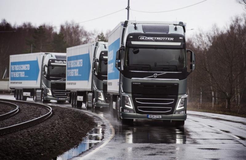  - Les camions Volvo roulent en peloton 1