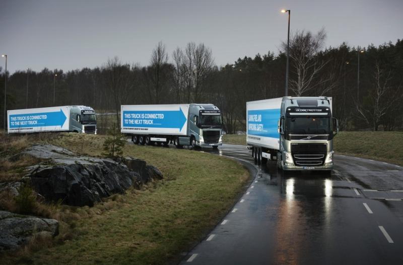  - Les camions Volvo roulent en peloton 1