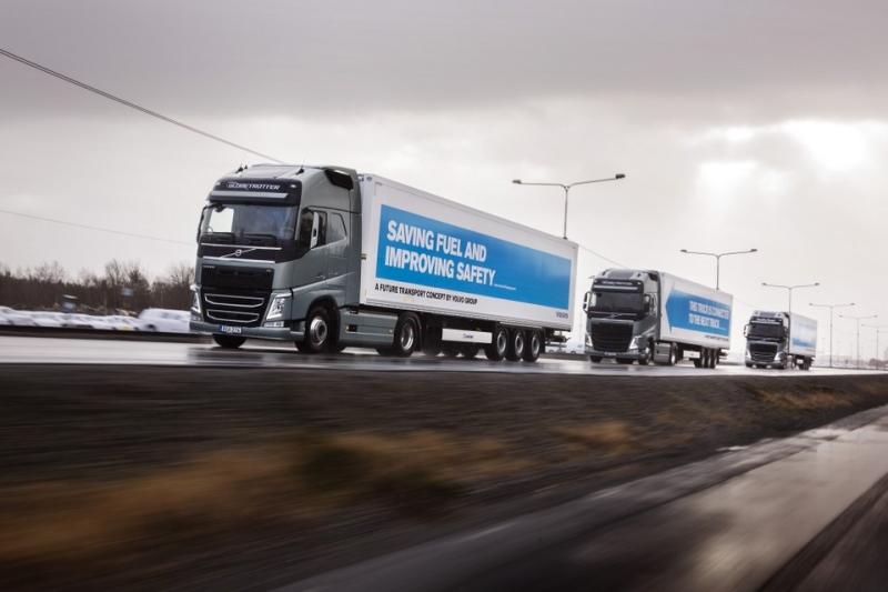  - Les camions Volvo roulent en peloton 1