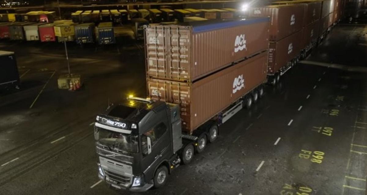 Un camion Volvo tire une charge de 750 tonnes