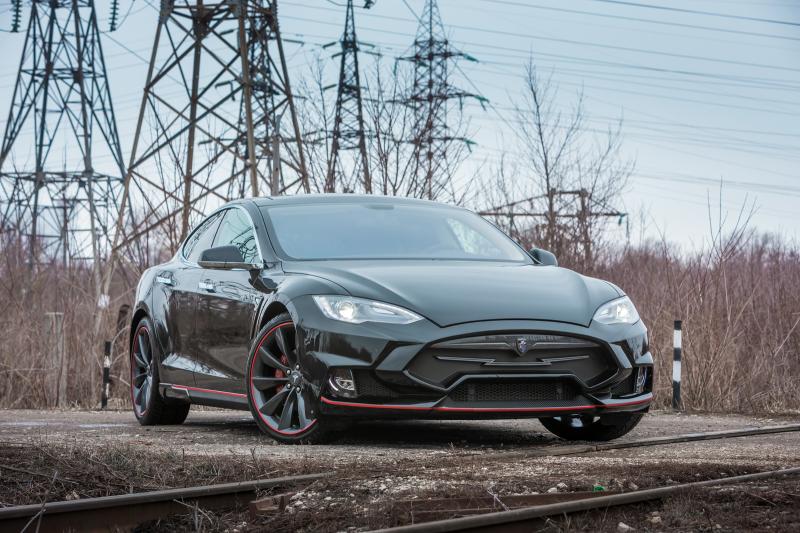  - Larte Design et une Tesla Model S 1