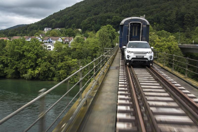  - Un Land Rover Discovery Sport tracte un train de cent tonnes 1