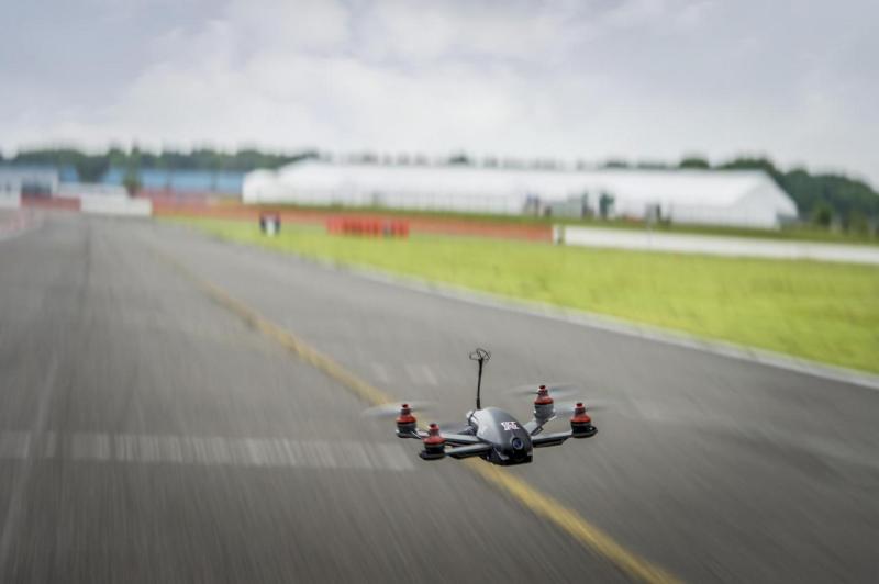  - Nissan GT-R : entre course contre un drone et simulateur 4D 1
