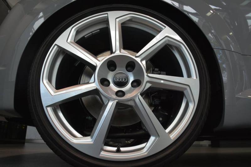  - Audi TT RS Roadster : le gris lui va bien 1