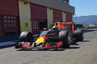 F1 2017 : Pirelli teste ses gros boudins 2