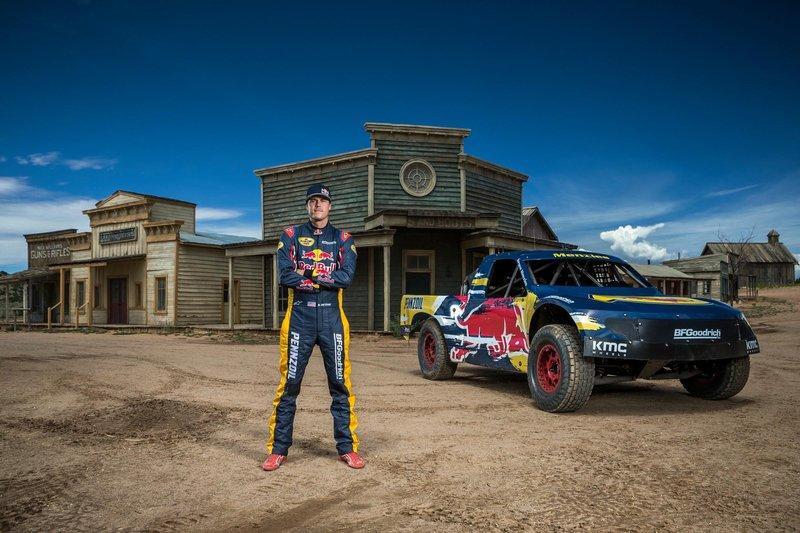 Record du monde pour un saut en truck : Red Bull donne effectivement des ailes 1