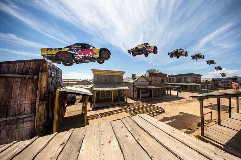 Record du monde pour un saut en truck : Red Bull donne effectivement des ailes 1