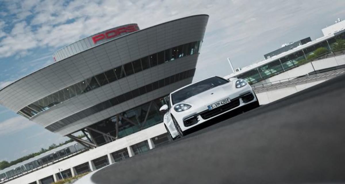 Une plus puissante Porsche Panamera hybride rechargeable dans les tuyaux